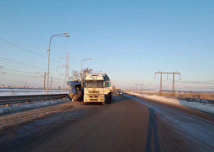 Саратовский дальнобойщик на автоцистерне протаранил грузовик под Самарой
