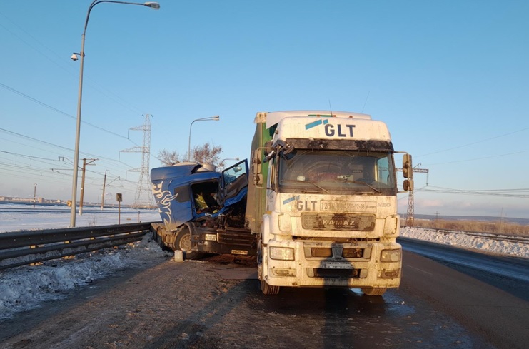 Саратовский дальнобойщик на автоцистерне протаранил грузовик под Самарой