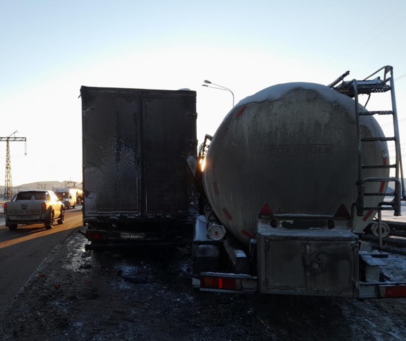 Саратовский дальнобойщик на автоцистерне протаранил грузовик под Самарой