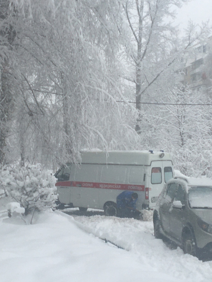 На Пензенской неотложка увязла в сугробах около многоквартирного дома