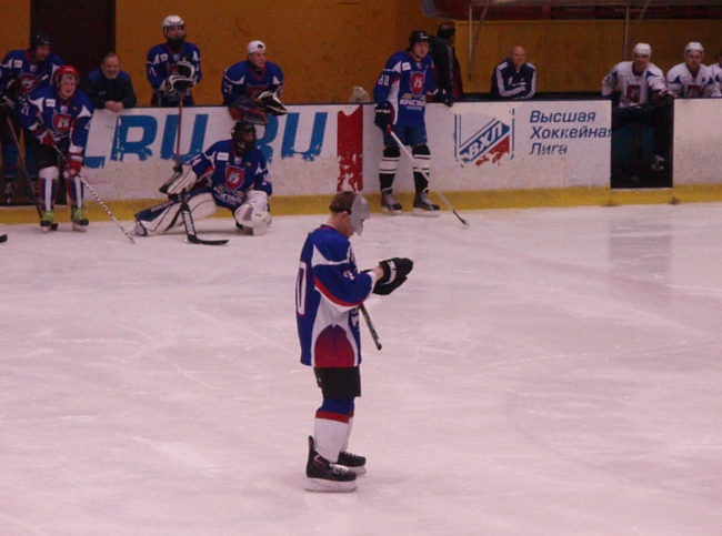 «Кристалл» с трудом обыграл своих болельщиков