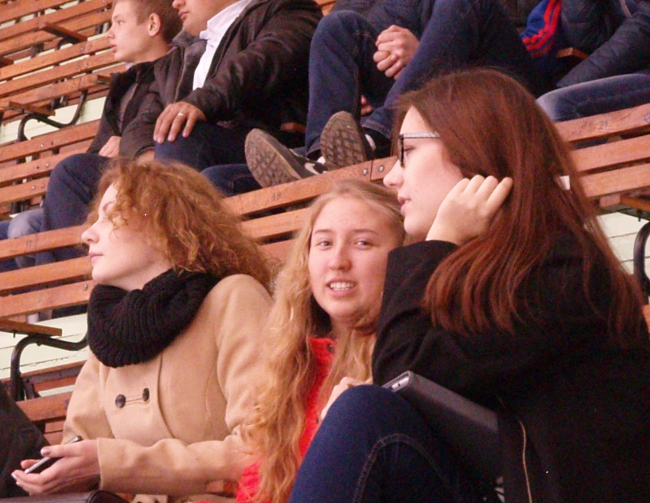 «Кристалл» с трудом обыграл своих болельщиков