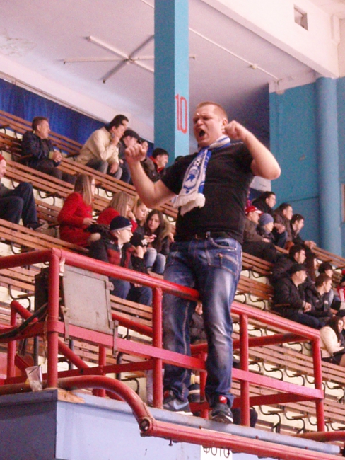 «Кристалл» с трудом обыграл своих болельщиков