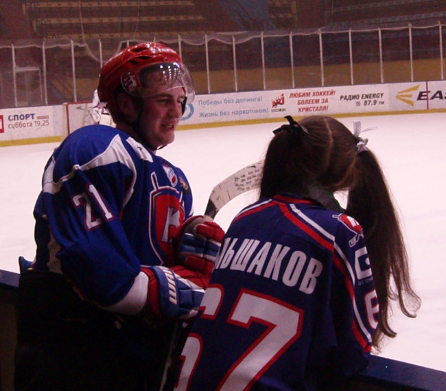 «Кристалл» с трудом обыграл своих болельщиков