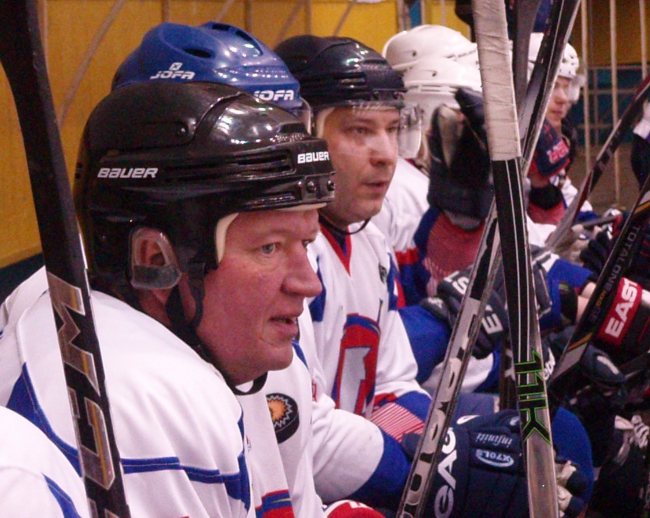 «Кристалл» с трудом обыграл своих болельщиков