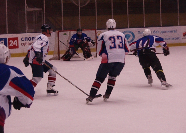 «Кристалл» с трудом обыграл своих болельщиков