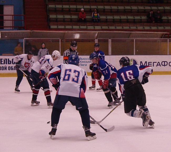 «Кристалл» с трудом обыграл своих болельщиков