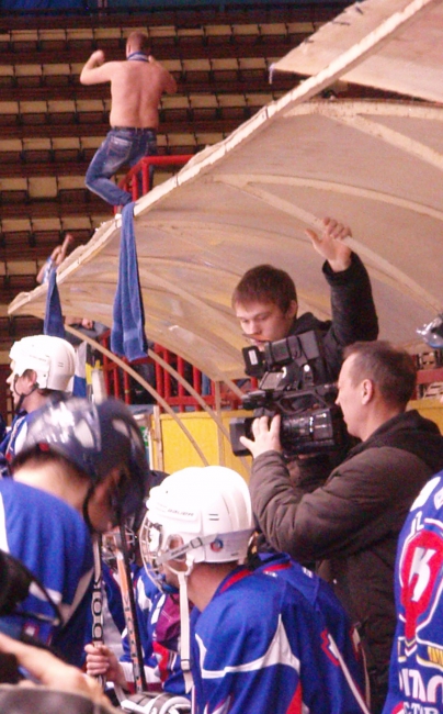 «Кристалл» с трудом обыграл своих болельщиков