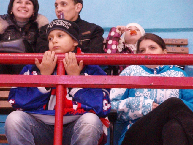 «Кристалл» с трудом обыграл своих болельщиков