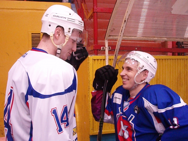 «Кристалл» с трудом обыграл своих болельщиков