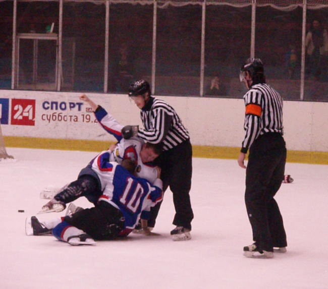 «Кристалл» с трудом обыграл своих болельщиков