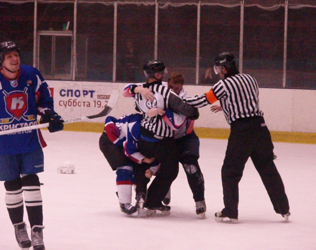 «Кристалл» с трудом обыграл своих болельщиков