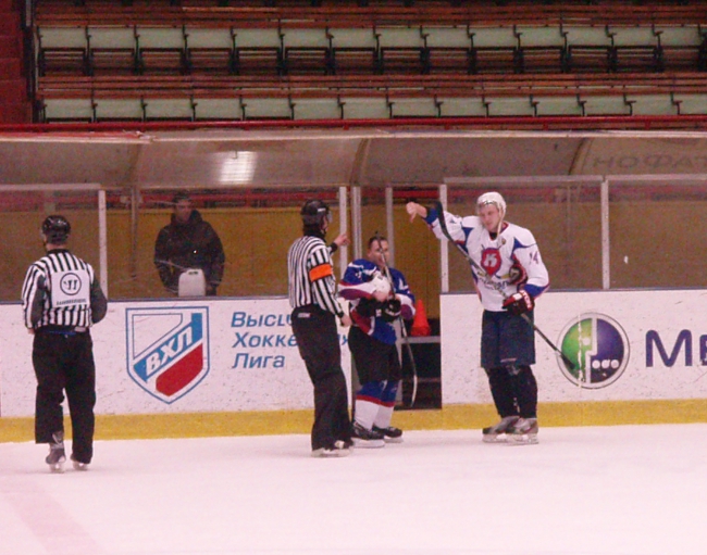 «Кристалл» с трудом обыграл своих болельщиков