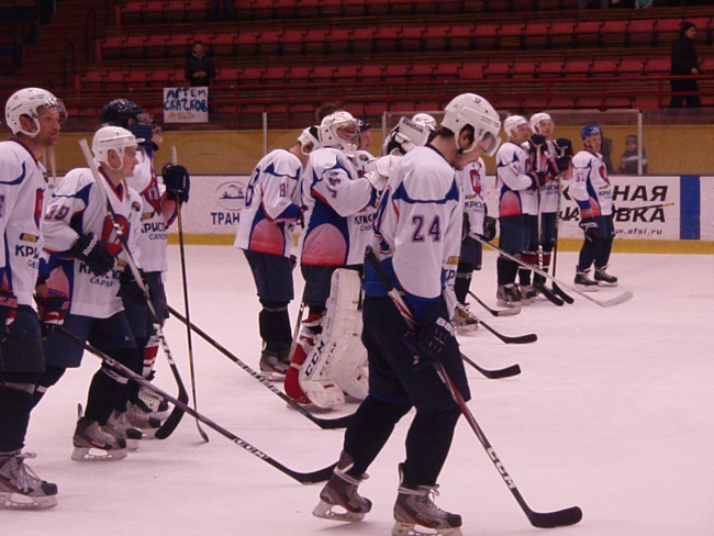 «Кристалл» с трудом обыграл своих болельщиков