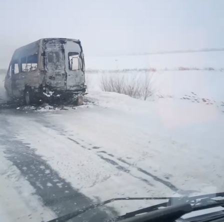 На трассе сгорел пассажирский микроавтобус Саратов-Балтай