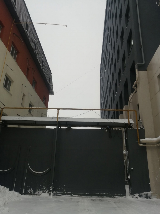 Саратовцы: Сотрудники бизнес-центра завалили снегом пешеходную зону и дорогу