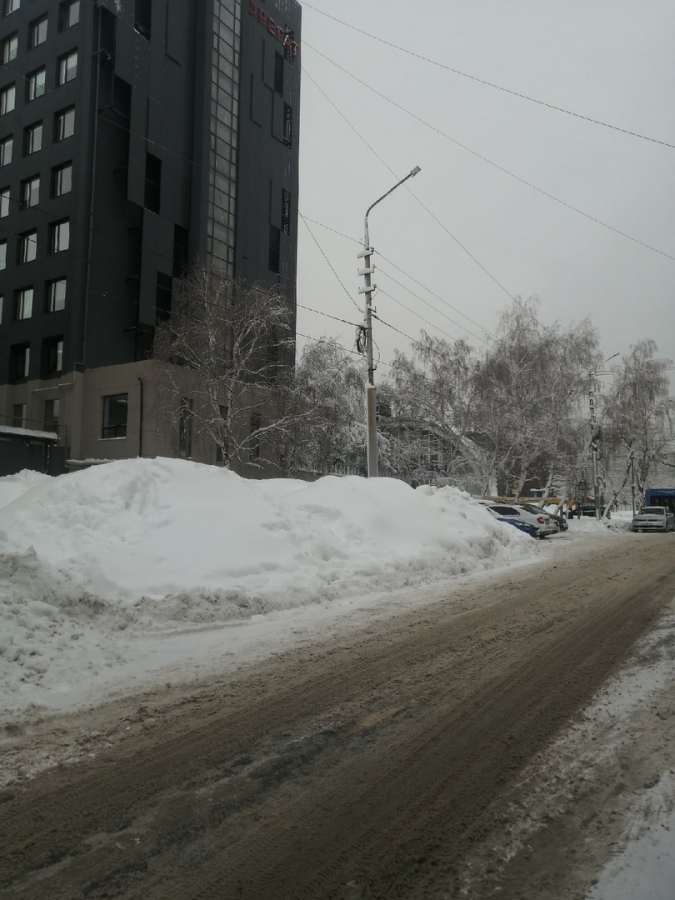 Саратовцы: Сотрудники бизнес-центра завалили снегом пешеходную зону и дорогу