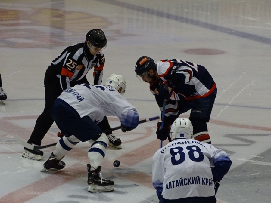 «Кристалл» крупно проиграл лидеру Лиги