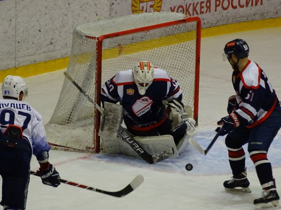 «Кристалл» крупно проиграл лидеру Лиги