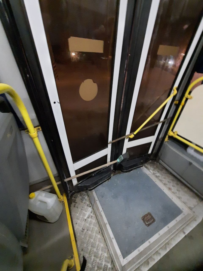 Автобус Саратов-Энгельс пустили в рейс с заблокированными шваброй дверьми