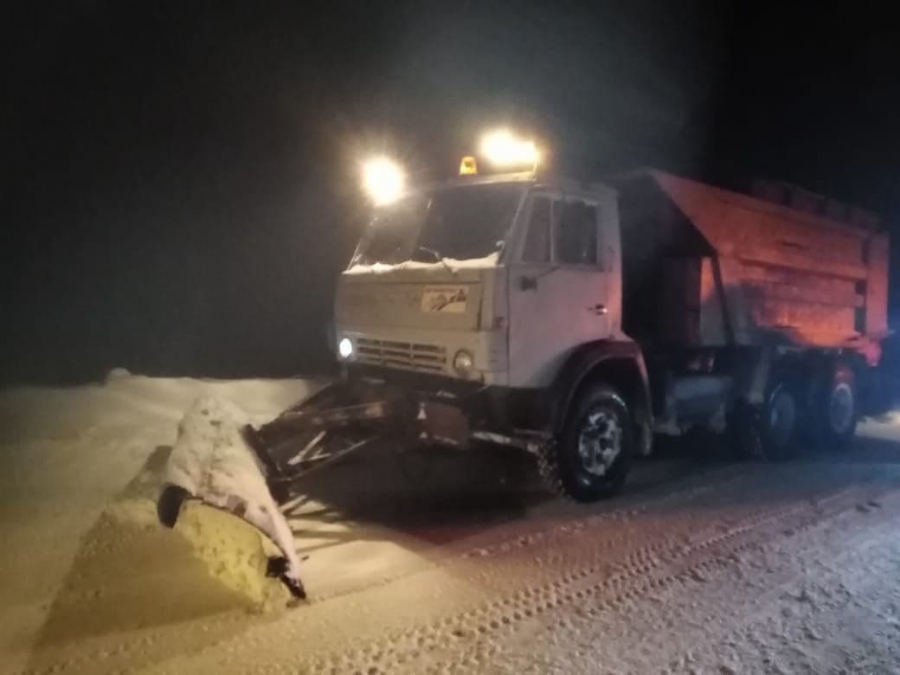 В Саратовской области занесенные снегом дороги чистили более 1000 спецмашин