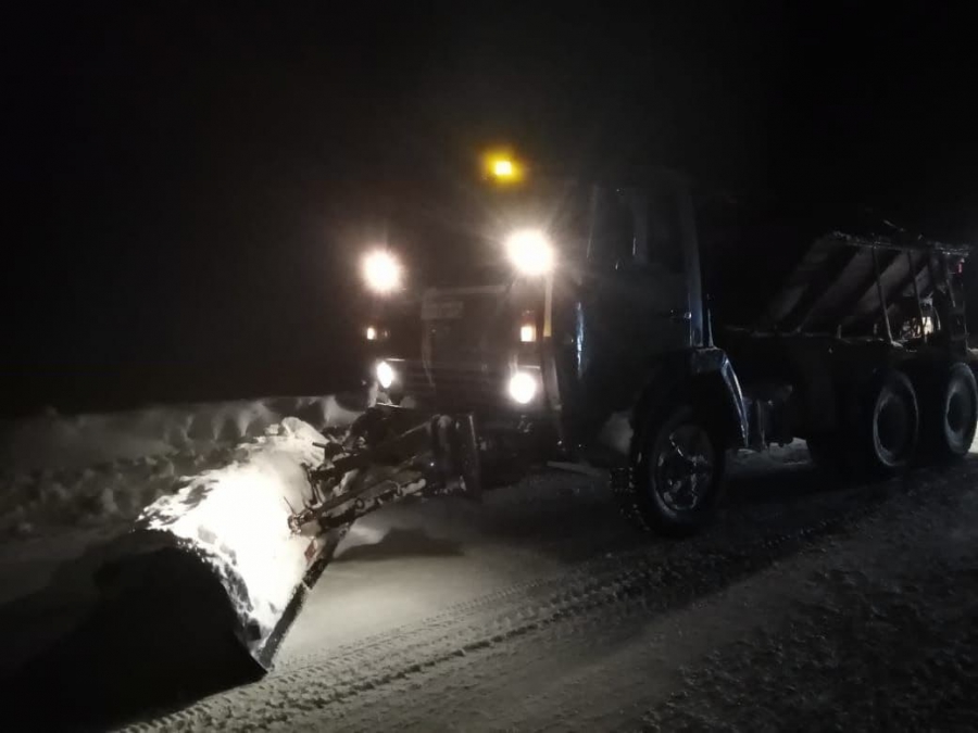 В Саратовской области занесенные снегом дороги чистили более 1000 спецмашин