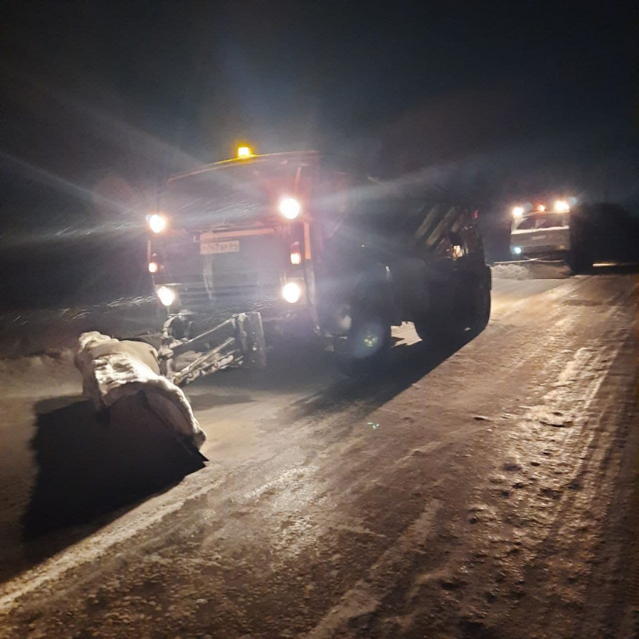 В Саратовской области занесенные снегом дороги чистили более 1000 спецмашин