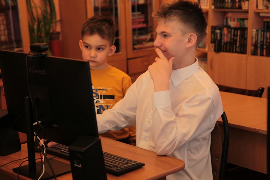 Воспитанники центра сопровождения детей в Саратовской области получили компьютерный класс от газовиков