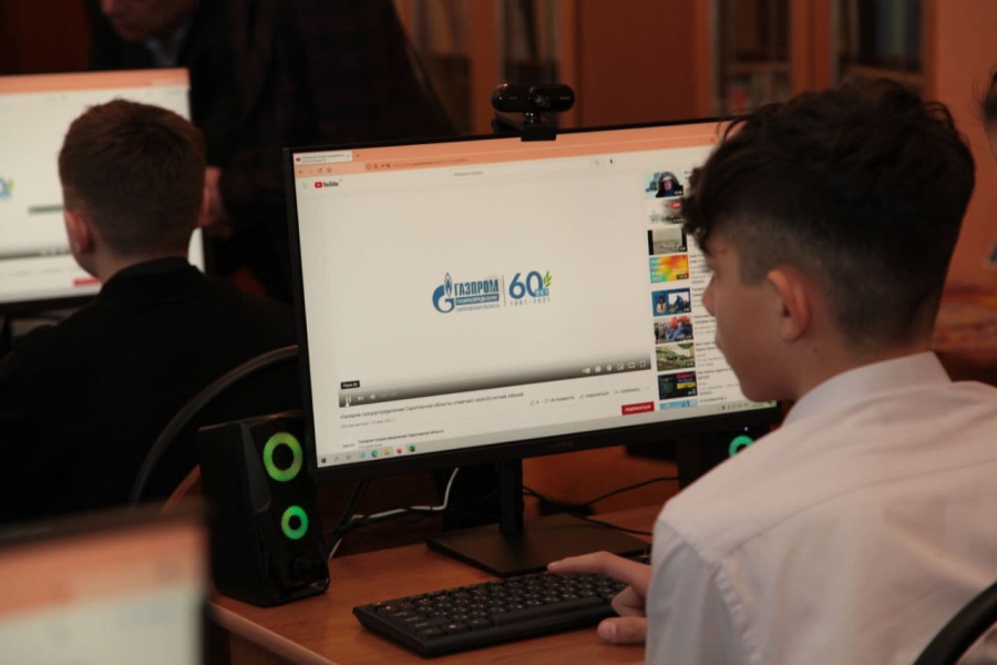 Воспитанники центра сопровождения детей в Саратовской области получили компьютерный класс от газовиков