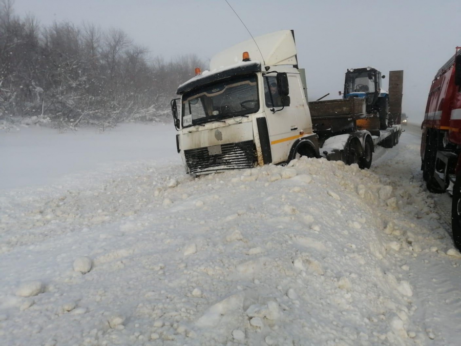 Под Красноармейском столкнулись фура с трактором и легковушка. Пострадала женщина