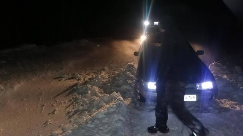 Саратовские спасатели за ночь вызволили из снежного плена 16 взрослых и двоих детей