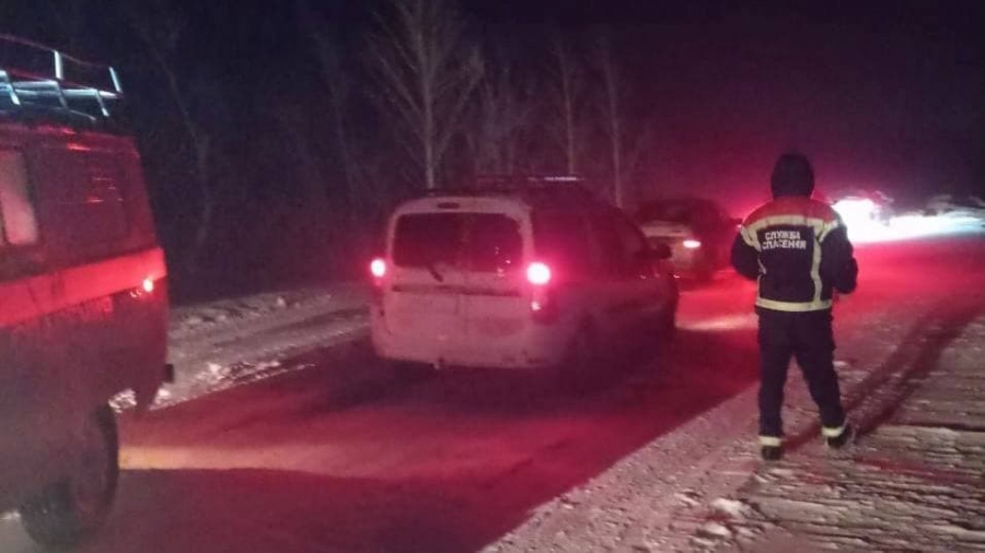 Саратовские спасатели за ночь вызволили из снежного плена 16 взрослых и двоих детей