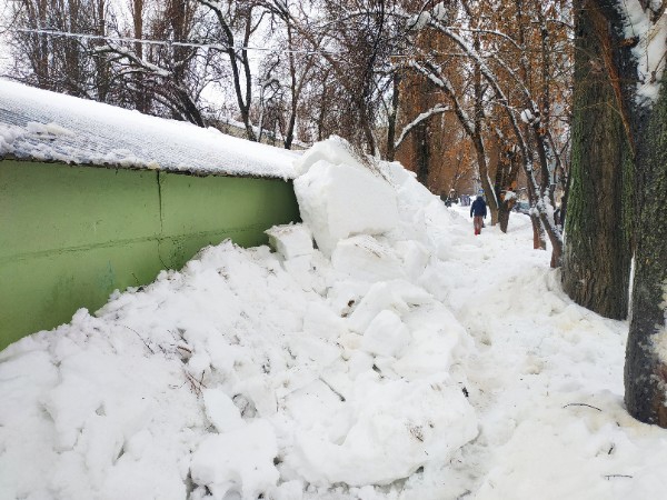 В Саратове упавшая с крыши снежная масса завалила пешеходную дорожку у школы