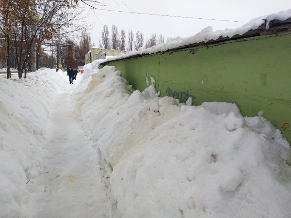В Саратове упавшая с крыши снежная масса завалила пешеходную дорожку у школы