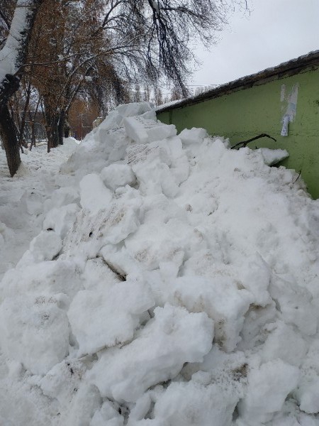 Снежок масса. Большие сугробы Лесозаводск. 7. Гигантская глыба. Больше Снежная зима 27 миллиметров сугроба. Вес снега.