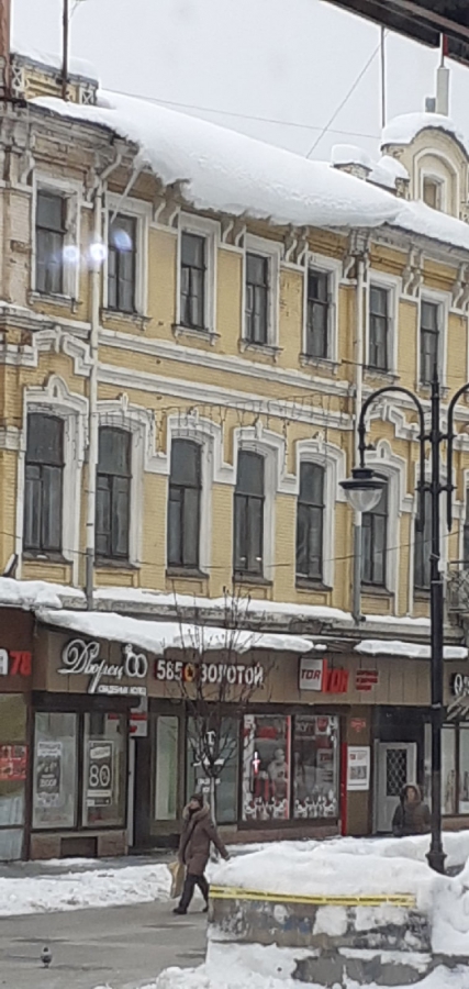 На проспекте Кирова заметили опасно свисающий с крыши пласт снега