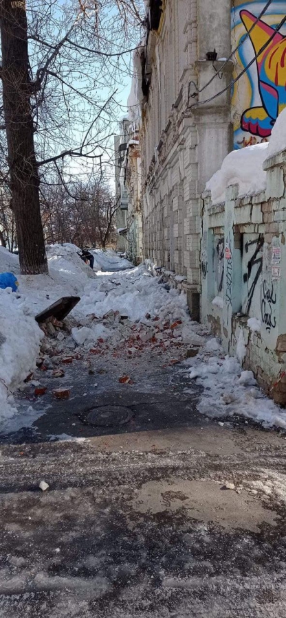 Возле Октябрьской администрации обрушились кирпичи с фасада дома