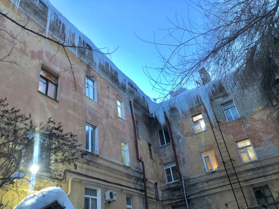 На Огородной крупные сосульки нависли над подъездами многоквартирного дома
