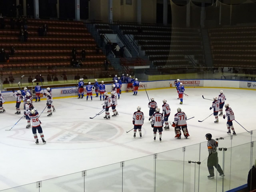 Саратовские хоккеисты выиграли «выездной» форс-мажорный матч у одного из лидеров