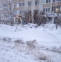 В Саратове во время уборки снега поломали заборы