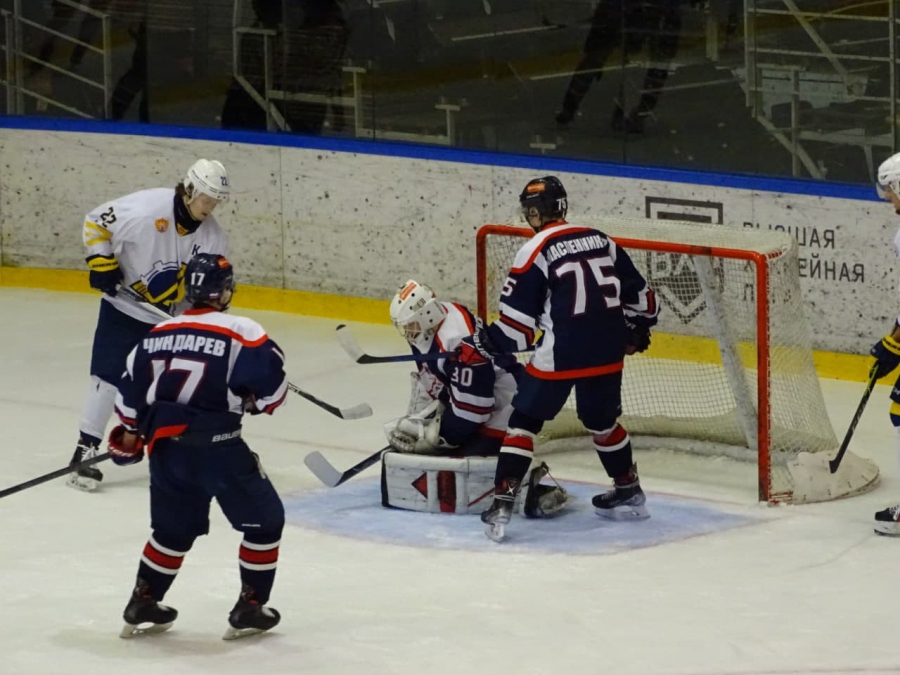 Хоккеисты проиграли дерби с двузначной разницей
