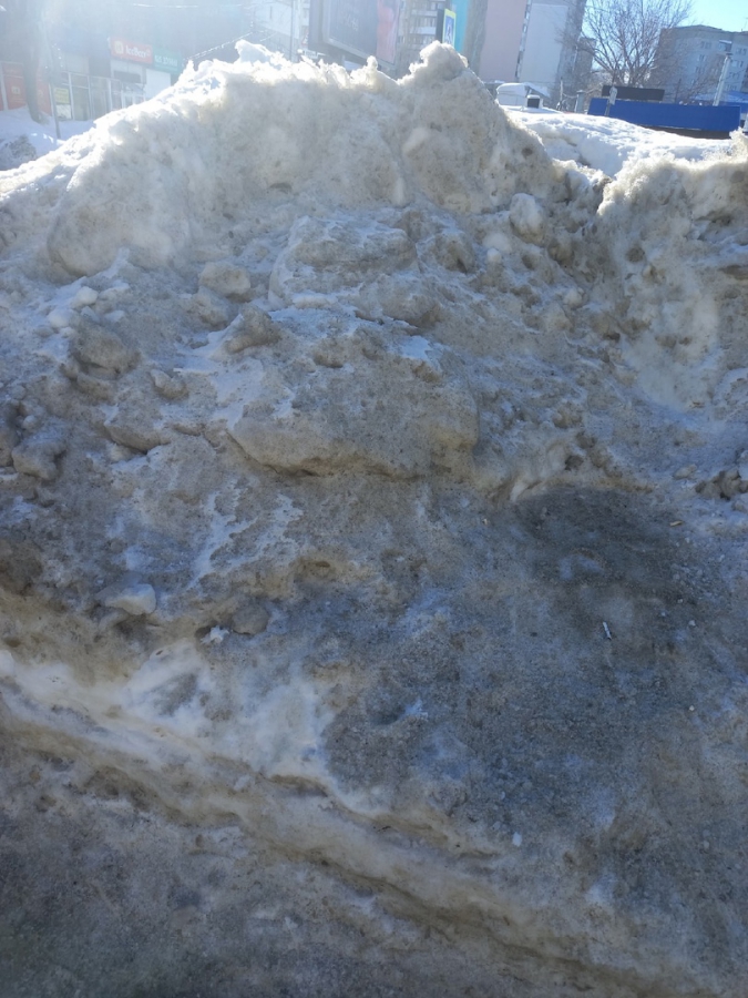 На 1-й Дачной горожане при выходе из трамвая упираются в сугроб