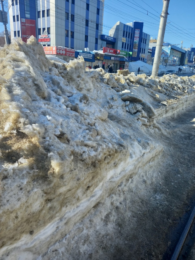 На 1-й Дачной горожане при выходе из трамвая упираются в сугроб