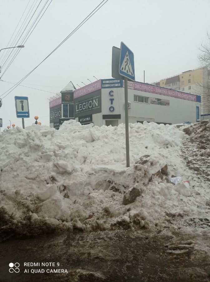 В Солнечном при очистке дороги снегом завалили пешеходный переход