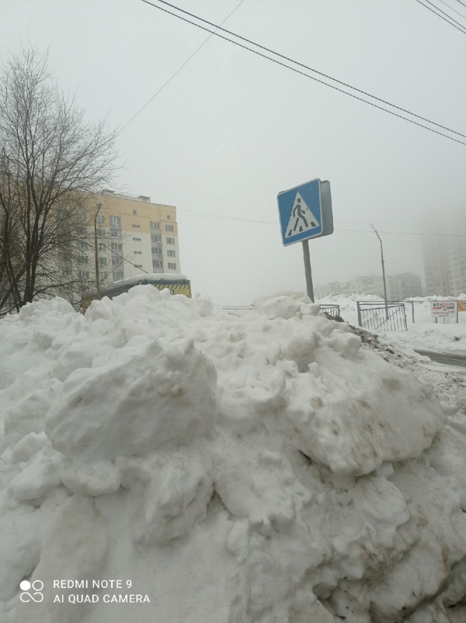 В Солнечном при очистке дороги снегом завалили пешеходный переход