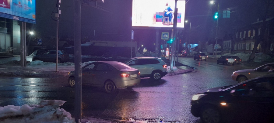 В центре Саратова девушка попала под колеса «Весты»