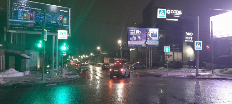 В центре Саратова девушка попала под колеса «Весты»