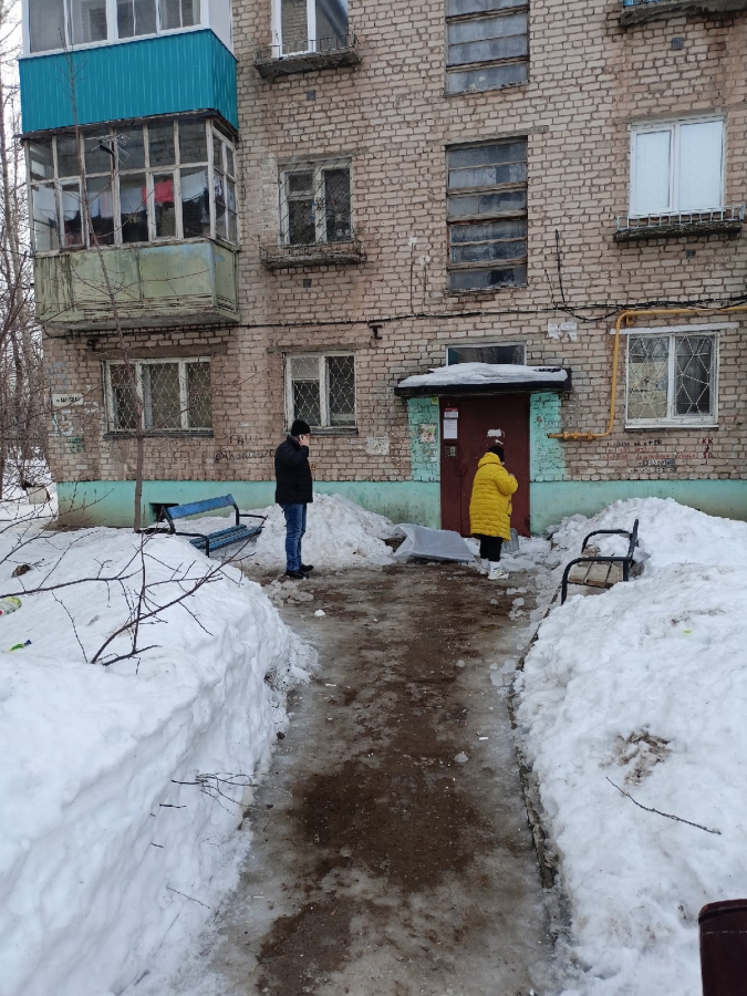 В Балакове ледяная глыба свалилась на подростка у дома