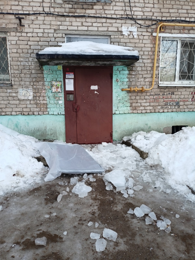В Балакове ледяная глыба свалилась на подростка у дома