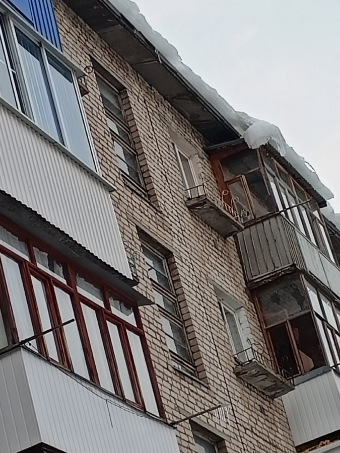 В Балакове ледяная глыба свалилась на подростка у дома